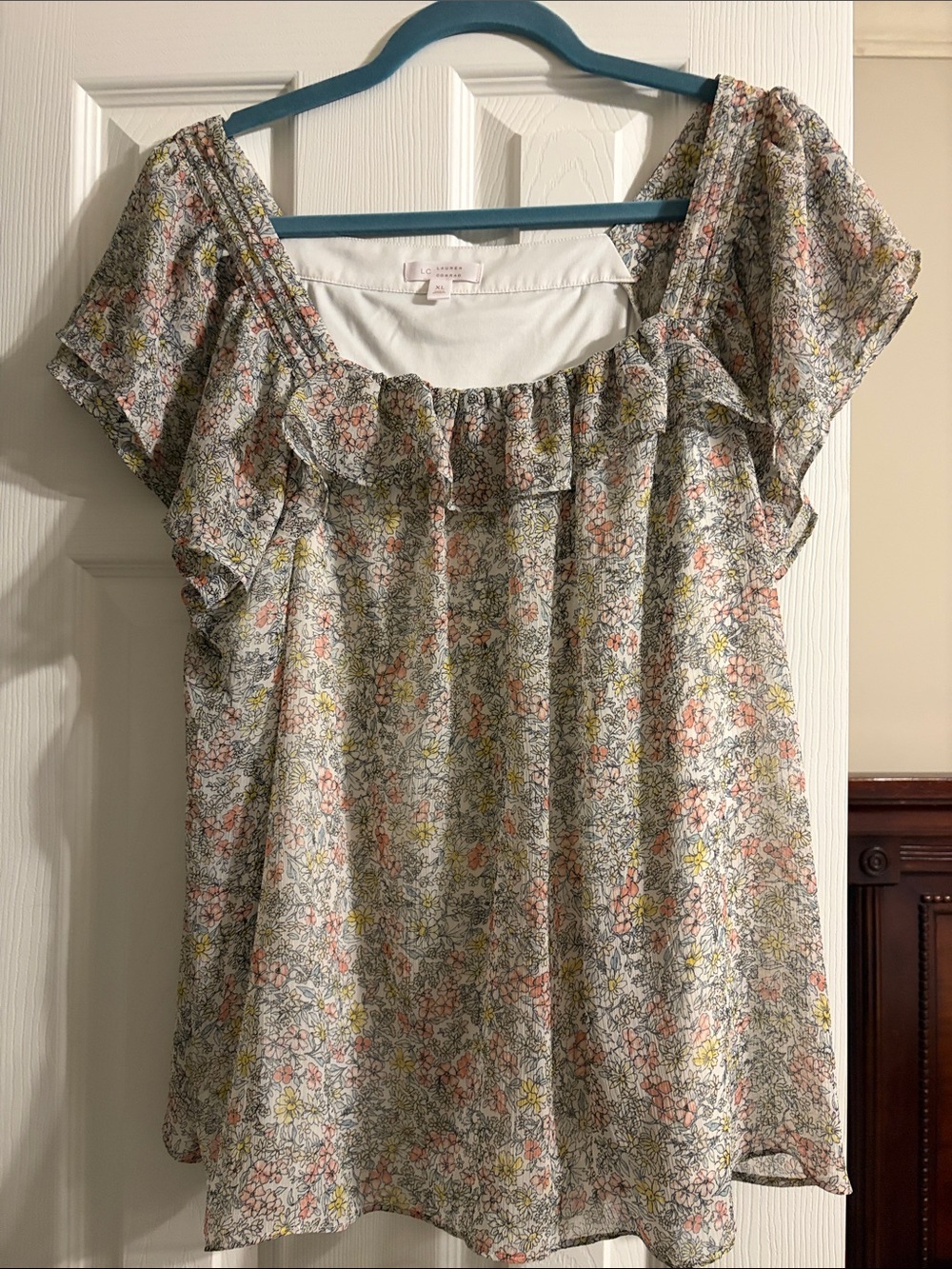 LC Lauren Conrad White Floral Ruffle Sleeve Blouse